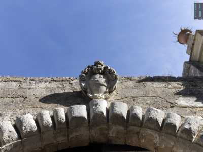 ...raffigura tre mezzelune crescenti tra due stelle e al di sopra volti di putti